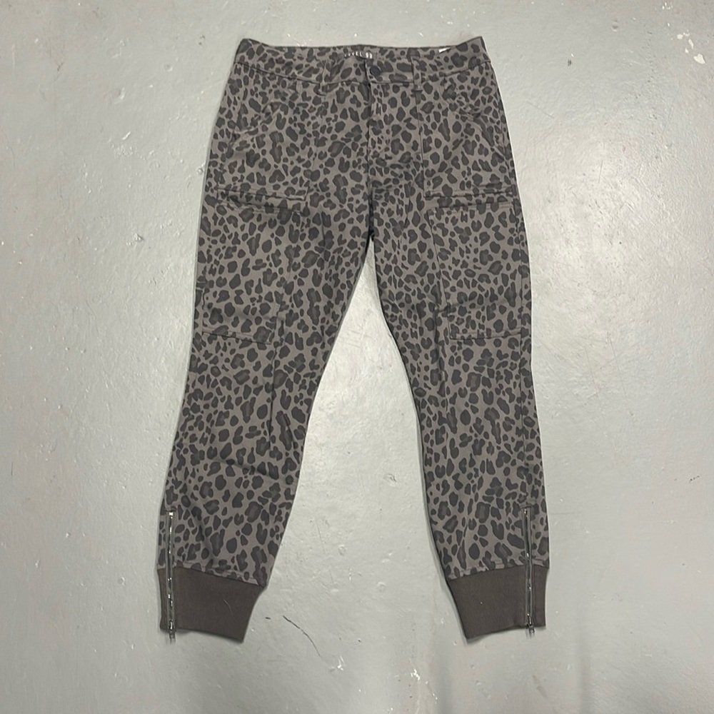 Cute Grey leopard print Evereve Level 99 cropped ankle pants